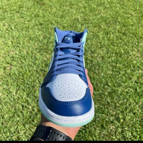 Nike Air Jordan 1 Mid Blue Mint White Navy AJ1 Size 10.5 MEN 554724-413 - Picture 3 of 8